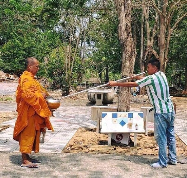 Đến làm từ thiện cũng phải "giữ khoảng cách" thế này đây.