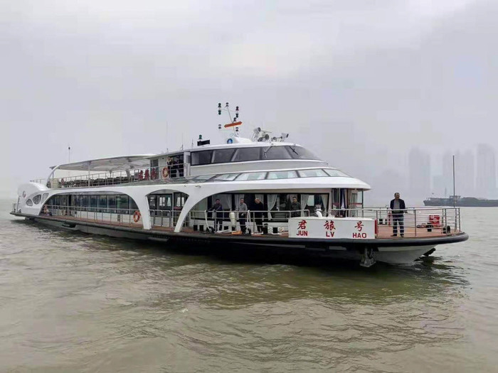 Là tàu du lịch trên trục chính của sông Dương Tử tại thành phố Vũ Hán, khi ngồi trên tàu Junlyu, du khách sẽ được thưởng ngoạn vẻ đẹp hai bên bờ sông trong chuyến đi ngắn kéo dài khoảng một giờ.