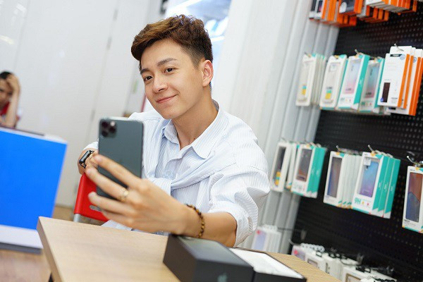 Chàng Bắp cũng là người khá am hiểu và đam mê các món đồ công nghệ. Anh hiện sở hữu điện thoại iPhone 11 Pro Max, sắm cho mình loạt phụ kiện công nghệ hiện đại của nhà “Táo khuyết” như tai nghe, đồng hồ thông minh,…