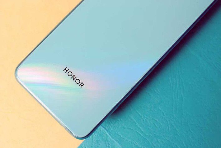 onor 9A là một smartphone giá rẻ nên mọi thứ không được cao cấp như người anh em của mình. Vật liệu sử dụng chủ yếu tạo ra khung vỏ của chiếc máy này chính là nhựa. Cảm biến vân tay cũng xuất hiện trở lại mặt sau, thay vì đặt ở trong màn hình theo xu hướng hiện nay.