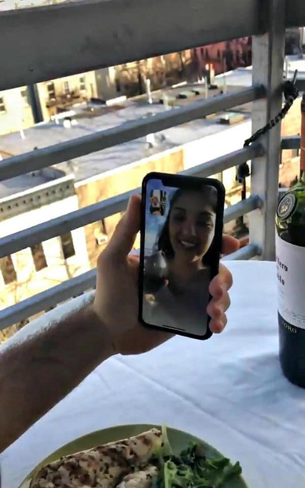 Cả hai vui vẻ dùng bữa chiều, trò chuyện qua Facetime. Có vẻ như việc Jeremy tận dụng chiếc drone để tạo nên mối tình trong khu cách ly này là hoàn toàn đúng đắn.