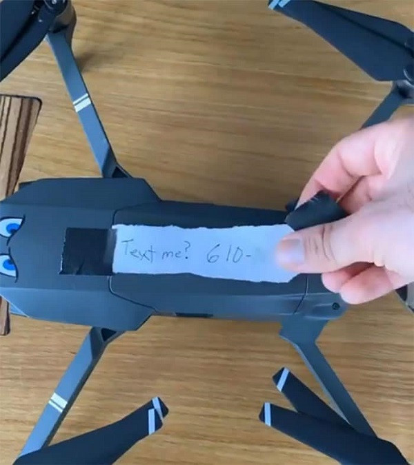 Jeremy nảy ra ý tưởng dùng drone để kết nối với cô gái kia. Anh chuẩn bị bút, giấy, băng keo và một chiếc drone, sau đó viết số điện thoại của mình gắn lên chiếc flycam này.