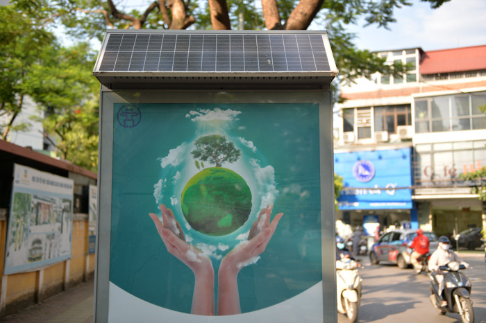 Quang năng thu được tạo công suất phát điện 25W, dùng để phát sáng bảng thông tin, quảng cáo phía trên thùng rác. Nguồn ánh sáng này cũng góp phần bổ sung ánh sáng cho thành phố về đêm.