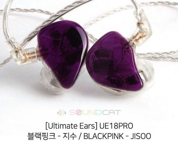 Jisoo đang sử dụng cặp tai nghe UE18PRO của thương hiệu Ultimate Ears, ra mắt từ năm 2010. Tai nghe này có tới 6 driver âm thanh mỗi bên tai và đến nay đã có phiên bản kế nhiệm là UE 18+ PRO.