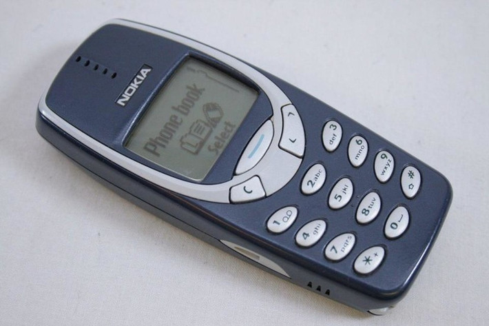 Ngày đó, Nokia là thống lĩnh của thị trường điện thoại. Các dòng điện thoại của hãng này cực kì được ưa chuộng vì nhỏ gọn và cực kì bền vì pin trâu và chống va đập cực kì tốt.