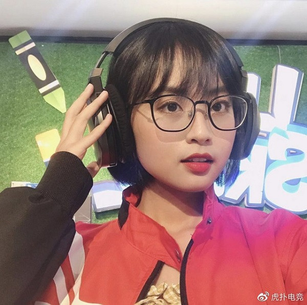 Nhắc đến những bóng hồng xinh đẹp của làng eSports Việt Nam, không thể bỏ qua nữ MC Minh Nghi. Cô nàng sở hữu gương mặt thanh tú, nụ cười xinh xắn cùng lối dẫn khéo léo, duyên dáng từng được nhiều trang báo eSports nước ngoài ca ngợi.