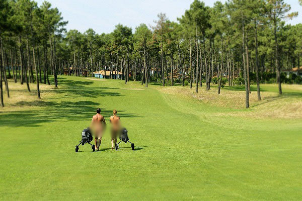 Sân golf khỏa thân: Sân golf La Jenny được xây dựng tại bờ biển phía tây nước Pháp vào năm 1993 và chỉ có 6 lỗ. Mỗi vị khách đến đây đều phải tuân thủ quy định... lột bỏ hết quần áo để nhập cuộc. Châm ngôn của La Jenny là “Hẹn sớm gặp lại để… cởi đồ”.