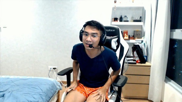 Xuề xòa, đơn giản và đôi khi có phần... luộm thuộm đã trở thành "thương hiệu" của streamer triệu view Pewpew. Anh thường xuyên xuất hiện cùng trang phục áo phông quần đùi trong những lần lên sóng stream.
