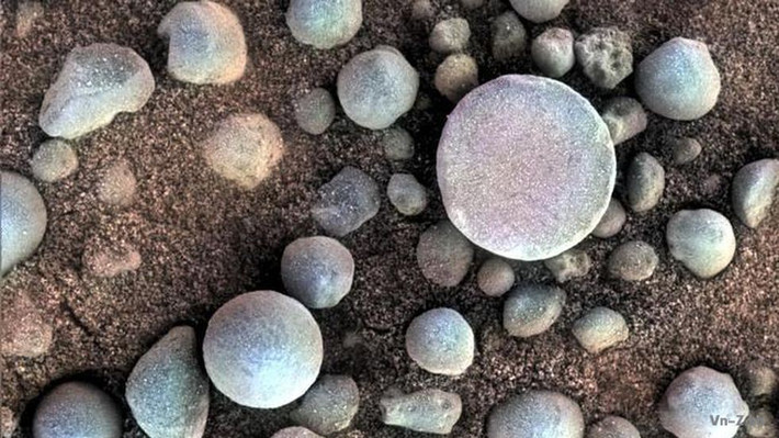 "Quả Việt Quất"-NASA đã phát hiện ra những viên sỏi nhỏ, có kích thước BB vào năm 2004 gần miệng núi lửa Fram