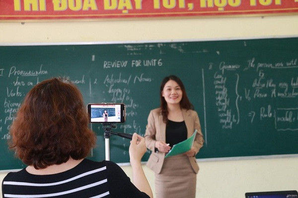 Không thể đến trường do dịch viêm phổi Covid-19 đang diễn biến phức tạp, việc học tập và ôn luyện của học sinh, đang trở thành nỗi trăn trở của nhiều bậc phụ huynh, thầy cô giáo. Nhằm tạo điều kiện tốt nhất giúp các em học tập trong thời gian nghỉ học, những chương trình dạy học trên truyền hình, học online được triển khai.