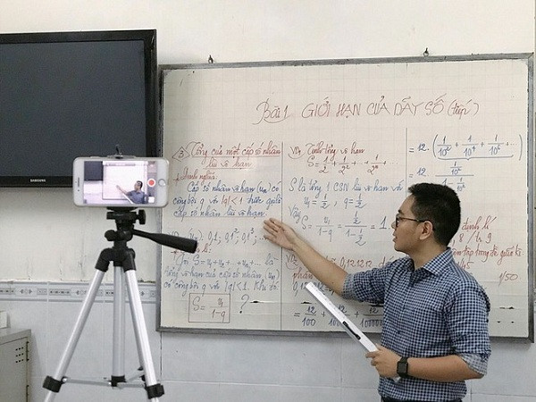 Hiện nay, có nhiều chương trình dạy học qua truyền hình được phát sóng. Những buổi dạy học trên truyền hình tại TP.HCM diễn ra vào tất cả các ngày trong tuần: buổi sáng từ 8h - 10h dành cho học sinh lớp 9 và buổi chiều dành cho khối lớp 12.