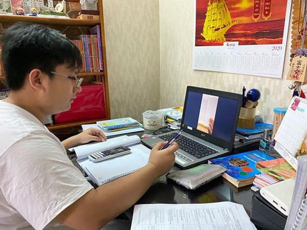 Sử dụng các ứng dụng như Zalo, Facebook,... và một số công cụ hỗ trợ như máy quay phim, điện thoại, máy tính, thầy cô giáo kiểm soát việc học tập của học sinh tại nhà.