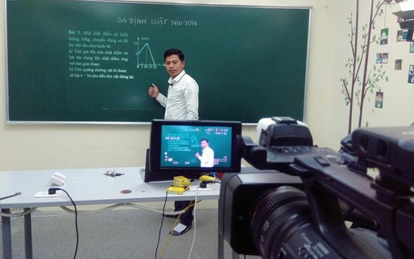 Thời gian các buổi dạy học này thường diễn ra vào tất cả các ngày trong tuần, dành cho học sinh lớp 9 và 12. Đối với học sinh lớp 9 là 3 môn Toán, Văn, Anh Văn, khối lớp 12 với tổ hợp các môn tự nhiên, được giảng dạy bởi các giáo viên giỏi, thuộc trường chuyên được Sở thẩm định.