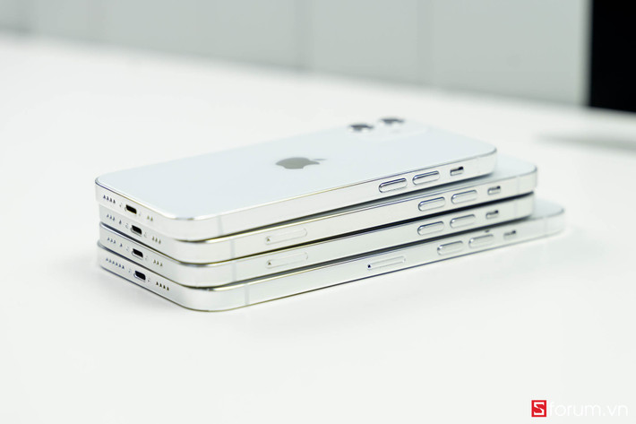Về ngoại hình, giống với toàn bộ rò rỉ, iPhone 12 series sẽ sở hữu phần khung vuông vắn hơn so với iPhone 11 series.