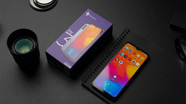 Theo chia sẻ của VinSmart, chiếc Vsmart Joy 3 ra mắt tháng 2 là nhân tố chính mang lại sự gia tăng thị phần đột biến, chiếm 13,3% trong số 16,7% thị phần tháng 3/2020 của Vsmart. Ưu điểm đầu tiên của chiếc điện thoại này là mức giá rẻ, lần lượt là 2,29 triệu đồng, 2,69 triệu đồng và 3,29 triệu đồng với 3 phiên bản.