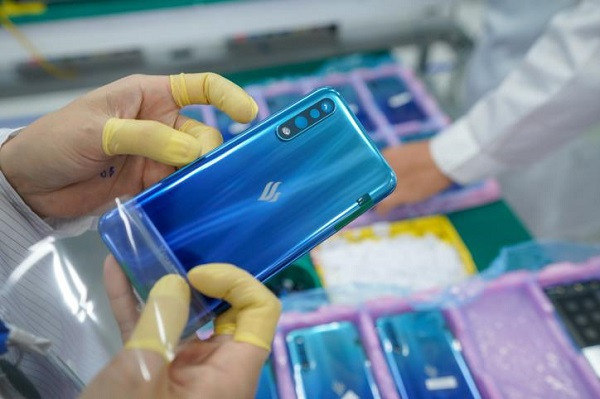 Theo thống kê, người Việt trong năm 2019 đã chi gần 90.000 tỷ đồng để mua gần 15 triệu điện thoại thông minh. Trong đó, VinSmart đang đứng top 3 thị trường smartphone Việt, với 16% thị phần trong tháng 4/2020, duy trì khoảng cách với vị trí thứ 4 và 5 là 5 đến 7%.