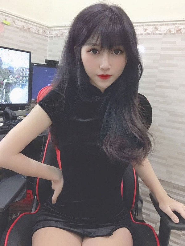 VGaming đang là cái tên nhận được nhiều quan tâm của cộng đồng game thủ Việt Nam với chức vô địch Free Fire Đấu Trường Sinh Tồn Mùa Xuân 2020. Không chỉ có phái mạnh, mà đội tuyển VGaming còn chiêu mộ được một nữ game thủ vừa xinh đẹp lại tài năng có tên Layla Nguyễn, đang khiến các nam nhân "đứng ngồi không yên".