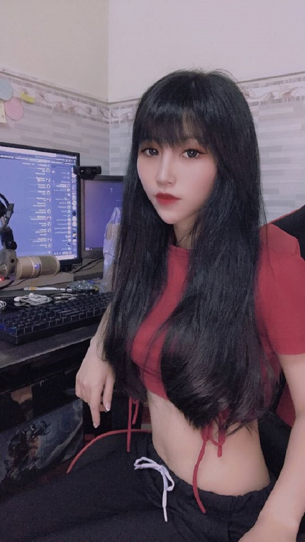 Layla Nguyễn còn bất ngờ tiết lộ, người tạo cảm hứng cho cô nàng quyết tâm trở thành một streamer chính là tiền bối MisThy.