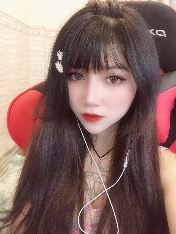 Layla Nguyễn được đông đảo cộng đồng game thủ chú ý bởi sở hữu vẻ đẹp lai đầy cuốn hút khi mang hai dòng máu Việt - Trung.