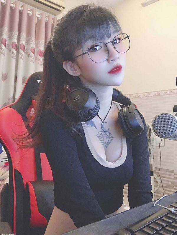 Xinh đẹp là vậy, nữ thần lai của nhà V Gaming còn sở hữu body sexy hết nấc cùng vòng eo con kiến đáng mơ ước, cứ mỗi khi xuất hiện là lại "gây thương nhớ".