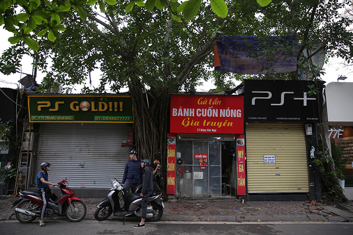 Nhiều người chơi game đi tìm quán game nhưng hầu hết đều đóng cửa.