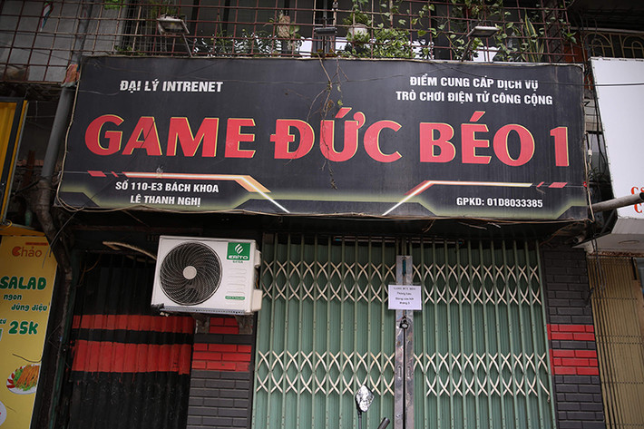 Nổi tiếng là động game, khu vực trường Bách Khoa, đường Lê Thanh Nghị các quán cũng đóng cửa im lìm, các biển thông báo nghỉ để phòng chống dịch.