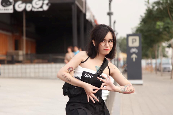 Cách đây vài năm, tên tuổi của nữ streamer này rất nhiều người biết đến, cô nàng được xem là bóng hồng tạo được tiếng vang trong làng game Liên Minh Huyền Thoại vì khả năng chơi game siêu đỉnh.