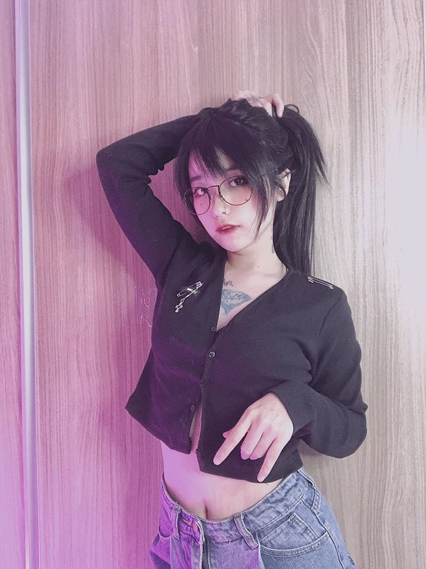 Ngoài sở hữu gương mặt lạnh, hình xăm khủng và kĩ năng chơi game đỉnh, cô nàng còn đã từng thử sức mình với bộ môn nhảy Hip Hop.