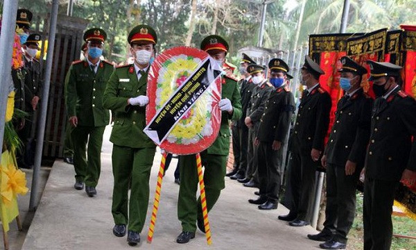 Cũng trong hôm nay, Thiếu tướng Nguyễn Hữu Cầu, Giám đốc Công an tỉnh Nghệ An cho biết, Công an tỉnh đã chính thức thăng hàm từ Thượng úy lên Đại úy đối với Thượng úy Sầm Quốc Nghĩa. Huyện ủy, UBND huyện Quế Phong viếng đồng chí đại úy Sầm Quốc Nghĩa