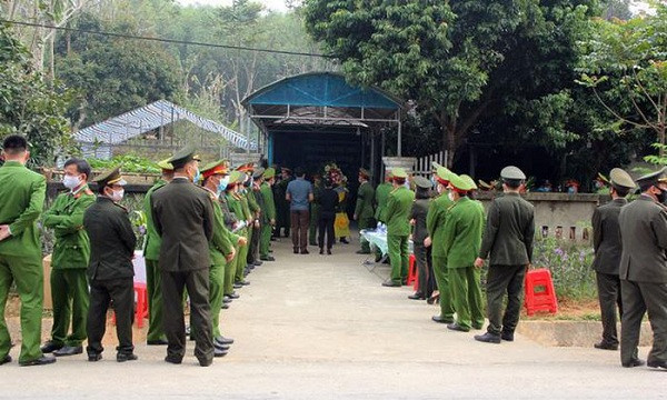 Ngày 23/3, Công an tỉnh Nghệ An, gia đình đại úy Sầm Quốc Nghĩa đã làm lễ tang theo phong tục địa phương tại tư gia ở xã Châu Thắng, huyện Quỳ Châu (Nghệ An). Từ sớm đông đảo Công an tỉnh Nghệ An, Công an huyện Quế Phong cùng bạn bè, đồng nghiệp đã có mặt tại nhà của đại úy Sầm Quốc Nghĩa để tham dự lễ tang