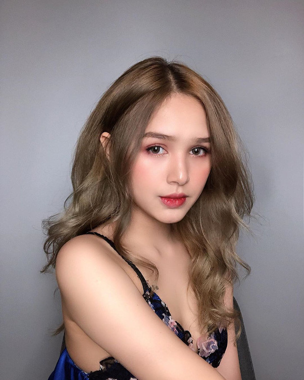 Trên MXH, cô nàng Xoài Non thường chia sẻ những hình ảnh ngọt ngào, gương mặt với những đường nét hoàn hảo.