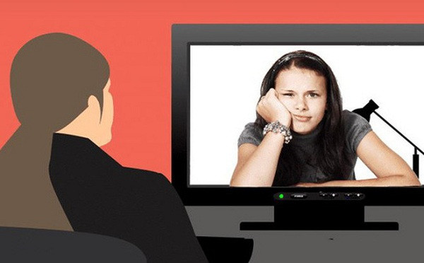 Nhiều cô cậu học trò còn đầu tư đến mức sử dụng kỹ thuật quay video để "đánh lừa" thầy cô và ứng dụng học online. Chỉ cần sử dụng 1 đoạn video lặp đi lặp lại hình ảnh bản thân đang ra vẻ chăm chú lắng nghe, hoặc 1 tấm ảnh nền tùy chọn làm ảnh đại diện cho mình.
