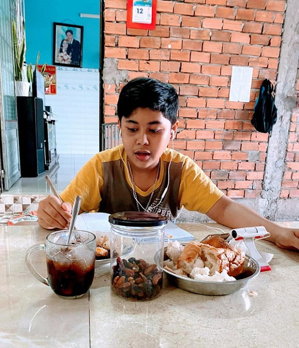 Cách đơn giản nhất được nhiều học sinh, sinh viên áp dụng là hình thức điểm danh chống đối. Các cô cậu học trò chỉ để lộ phần mắt trong nhóm học online cùng thầy cô và lớp học để điểm danh mình đã có mặt. Còn thực chất đang ăn gì, làm gì thì chẳng ai biết.
