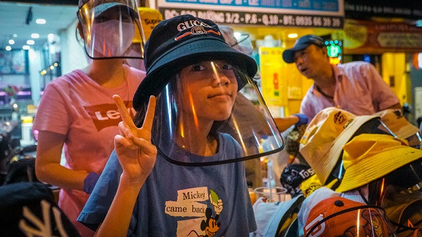 Không chỉ được bày bán tại các cửa hàng chuyên kinh doanh mũ, thời trang, chiếc mũ phòng hộ chống Covid-19 này còn được rao bán rộng rãi trên các trang mạng xã hội. Hay được bán cả trên một số trang thương mại điện tử như Shopee, Lazada, Chợ tốt,…