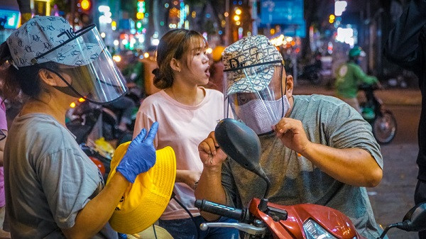 Với giá cả phải chăng, lại được đồn đoán giúp phòng chống Covid-19, trung bình có cửa hàng bán được cả trăm chiếc mỗi ngày. Vậy chiếc mũ này có thực sự chống được virus corona như lời đồn?