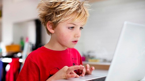 Cậu bé 10 tuổi người Phần Lan tên Jani phát hiện ra một số lỗ hổng trên Instagram, cho phép cậu xóa hết những bình luận trên đó dễ dàng. Jani ngay lập tức thông báo lỗi này cho Facebook và nhận được 10.000 USD.