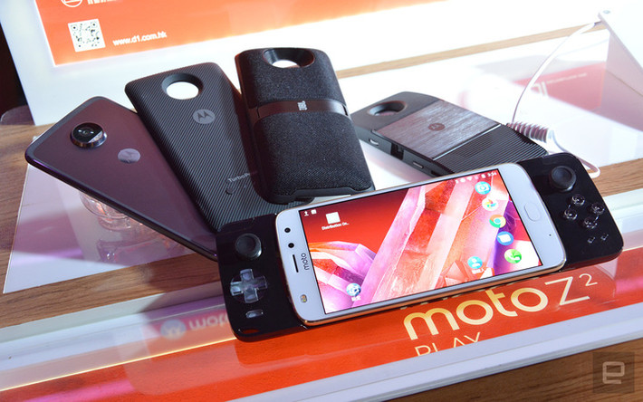 Phụ kiện mang tên Gamepad bổ sung tay cầm chơi game cho điện thoại Motorola. Ra mắt tháng 8/2017, đây là ý tưởng khá hay nhưng Moto cần thêm nhiều thứ đặc biệt hơn ngoài cụm phím chơi game để Gamepad có thể thành công.