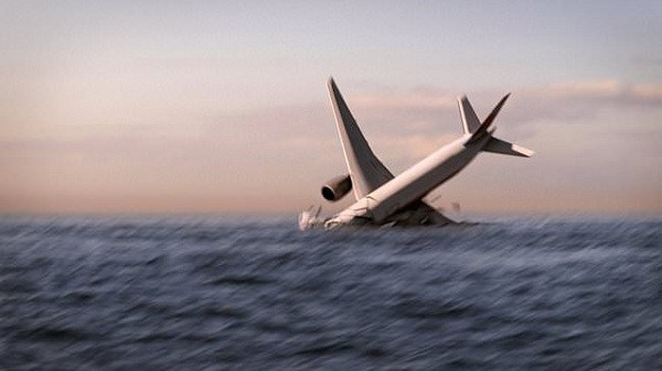 Một giải thuyết khác từ chính phủ Malaysia và Cục An toàn Giao thông Australia (ATSB) cho rằng có thể MH370 gặp phải hỏa hoạn, tai nạn hoặc trục trặc, và phải chuyển hướng để hạ cánh khẩn cấp. Từ đó gây ra tình trạng thiếu oxy đồng loạt, khiến phi hành đoàn và hành khách bất tỉnh trước khi máy bay tự hạ cánh vì hết nhiên liệu.