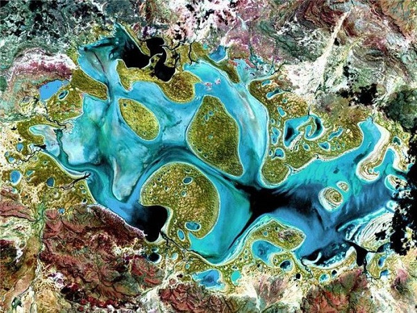 Hồ Carnegie ở Australia được dân địa phương gọi là ''hồ phù du'' bởi nó gần như khô khốc đến thấy cả đáy bùn và trở thành đầm lầy nếu rơi vào tình trạng khô hạn kéo dài.Tuy nhiên nhìn hình ảnh được Google Earth ghi lại thì trông nó xanh mát mà ''bớt khôn cằn'' hơn chúng ta nghĩ.