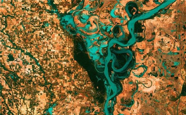 Sông Mississippi chảy qua thành phố Memphis, bang Tennessee của Mỹ, tạo thành cảnh tượng hút mắt, thực chất nó được bao quanh bởi các khối vuông của nhà cao tầng và cánh đồng nông nghiệp ở xung quanh.