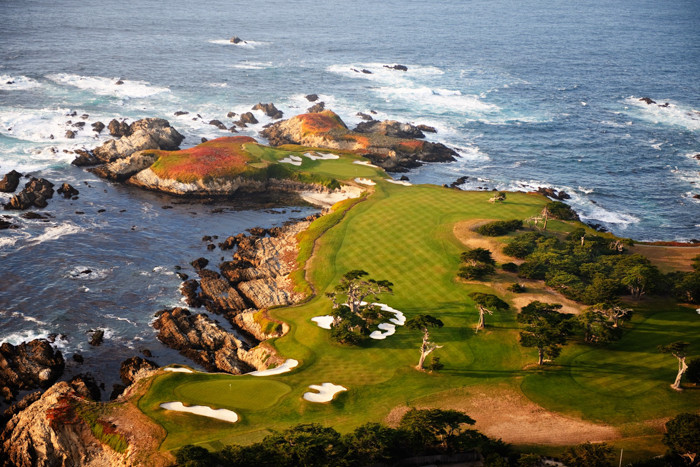 Sân Cypress Point Club (Pebble Beach, California, Mỹ) thuộc một trong 8 hòn đảo vịnh Monterey, sân golf Cypress Point sở hữu vị trí vô cùng đắc địa. Tại đây, các golfer sẽ có cơ hội ngắm phong cảnh ngoạn mục bên bờ biển Thái Bình Dương và thử sức với cũ swing mạnh mẽ đưa bóng vượt biển đến green.