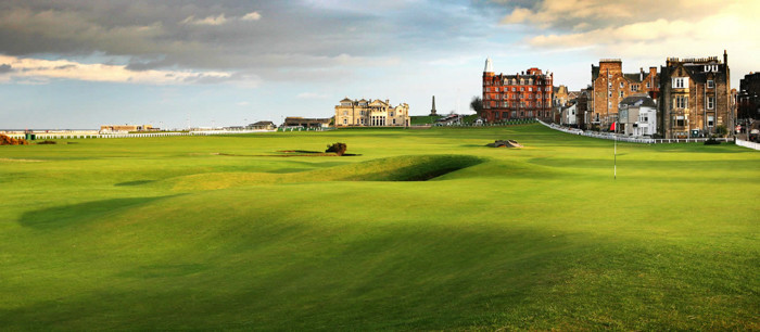 Được biết đến là sân golf đôi lớn nhất và nổi bật nhất trên thế giới, The Old Course (St.Andrews, Fife, Scotland) luôn làm hài lòng người chơi khi đến đây.
