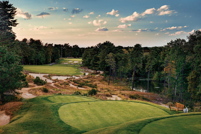 Sân Pine Valley Golf Club (Pine Valley, New Jersey, Mỹ) được xây dựng vào năm 1913 bởi một nhóm golf thủ nghiệp dư đến từ Philadelphia. Do bao quanh là rừng nguyên sinh nên đây được coi là sân chơi bí ẩn, thách thức các golfer và được tạp chí GolfDigest bình chọn là một trong số 20 sân golf khó chơi nhất nước Mỹ.