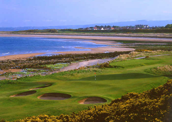 Nằm trên cao nguyên ở vùng ven biển Bắc, sân golf Royal Dornoch luôn lộng gió và mang trong mình không khí trong lành, tươi mát. Ngoài chơi golf tại đây, các golfer còn có cơ hội hòa mình vào thiên nhiên với cây cỏ, hoa lá bốn mùa đẹp ngút ngàn.
