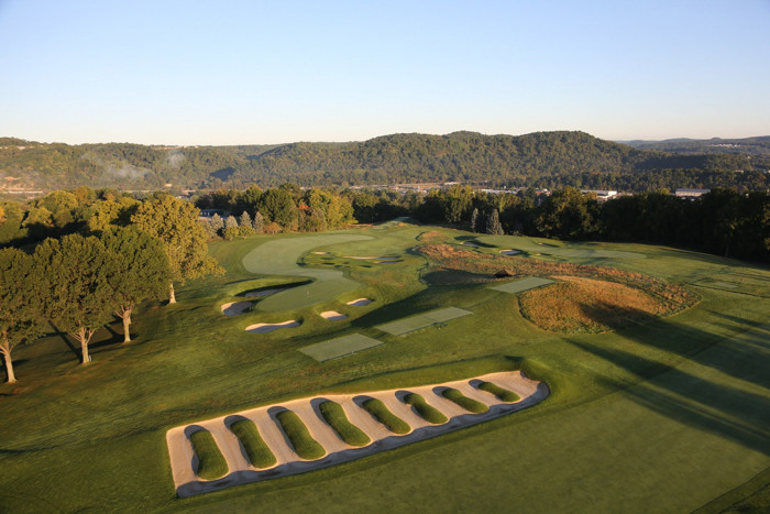 Oakmont Country Club (Oakmont, Pensylvania, Mỹ). Được xây dựng vào năm 1903, đây được coi là sân golf bậc nhất tại Hoa Kỳ, được mệnh danh là mốc lịch sử quốc gia vào năm 1987. Oakmont Country Club cũng là sân golf được chọn để tổ chức US Open vào năm 2016.