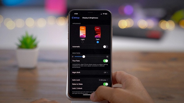 Không phải ai cũng biết, một trong những cách tăng thời lượng pin iPhone lên gấp đôi là chuyển sang dùng chế độ tối (Dark Mode). Với màn hình OLED, các màu đen trên màn hình đồng nghĩa với việc các điểm ảnh được tắt bỏ và vì thế giúp tiết kiệm năng lượng hơn.