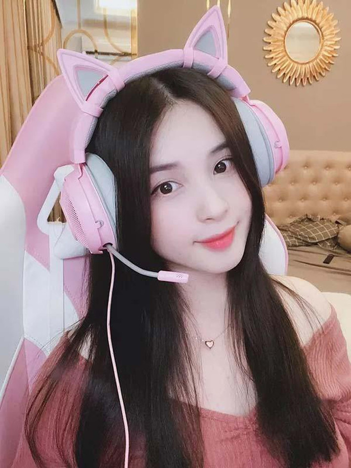 Nhan sắc xinh đẹp cùng sự đáng yêu trong cách giao lưu cùng người xem khiến mỗi buổi livestream của Thảo Nari luôn có hàng nghìn người xem.