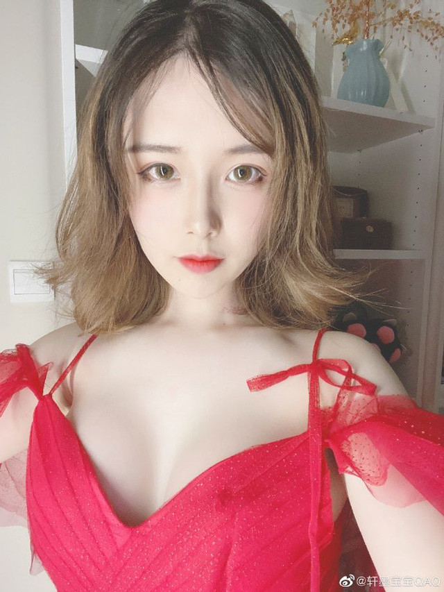 Tuy nhiên, không phải streamer nào cũng có chuyên môn và khiếu ăn nói trước công chúng để thu hút người xem, nhiều người mà đặc biệt là nữ streamer đã không bỏ qua nhiều chiêu trò để trở nên nổi tiếng.