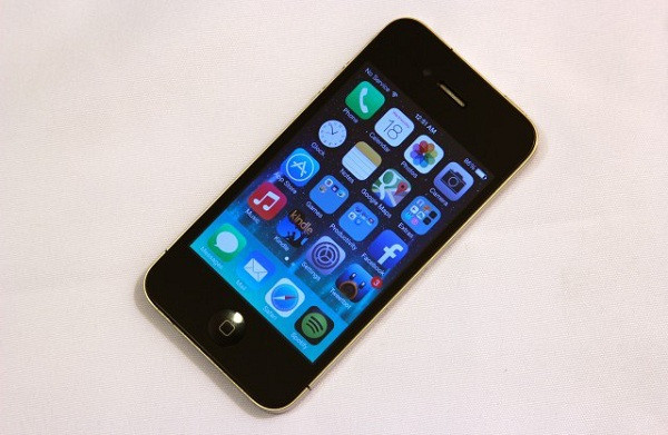 Thời điểm đó Steve Jobs cho rằng bất kỳ chiếc smartphone nào cũng gặp phải tình trạng tương tự. Tuy nhiên sau nhiều vụ kiện lùm xùm, Apple bồi thường cho mỗi người dùng 15 USD hoặc tặng một ốp lưng Bumper miễn phí. Đến năm 2020, một vụ kiện khác liên quan đến iPhone 4 đã khiến Apple tốn hơn 18 triệu USD.