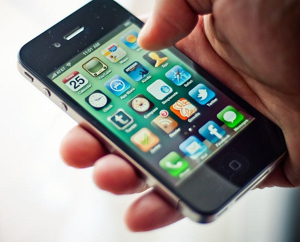 Mặc dù được đánh giá cao về thiết kế, được gọi là ''chiếc iPhone đẹp nhất'' nhưng iPhone 4 không tránh khỏi những hạn chế. Điện thoại mắc lỗi nghiêm trọng khiến ăng-ten máy giảm khả năng thu phát sóng, tín hiệu bị yếu.